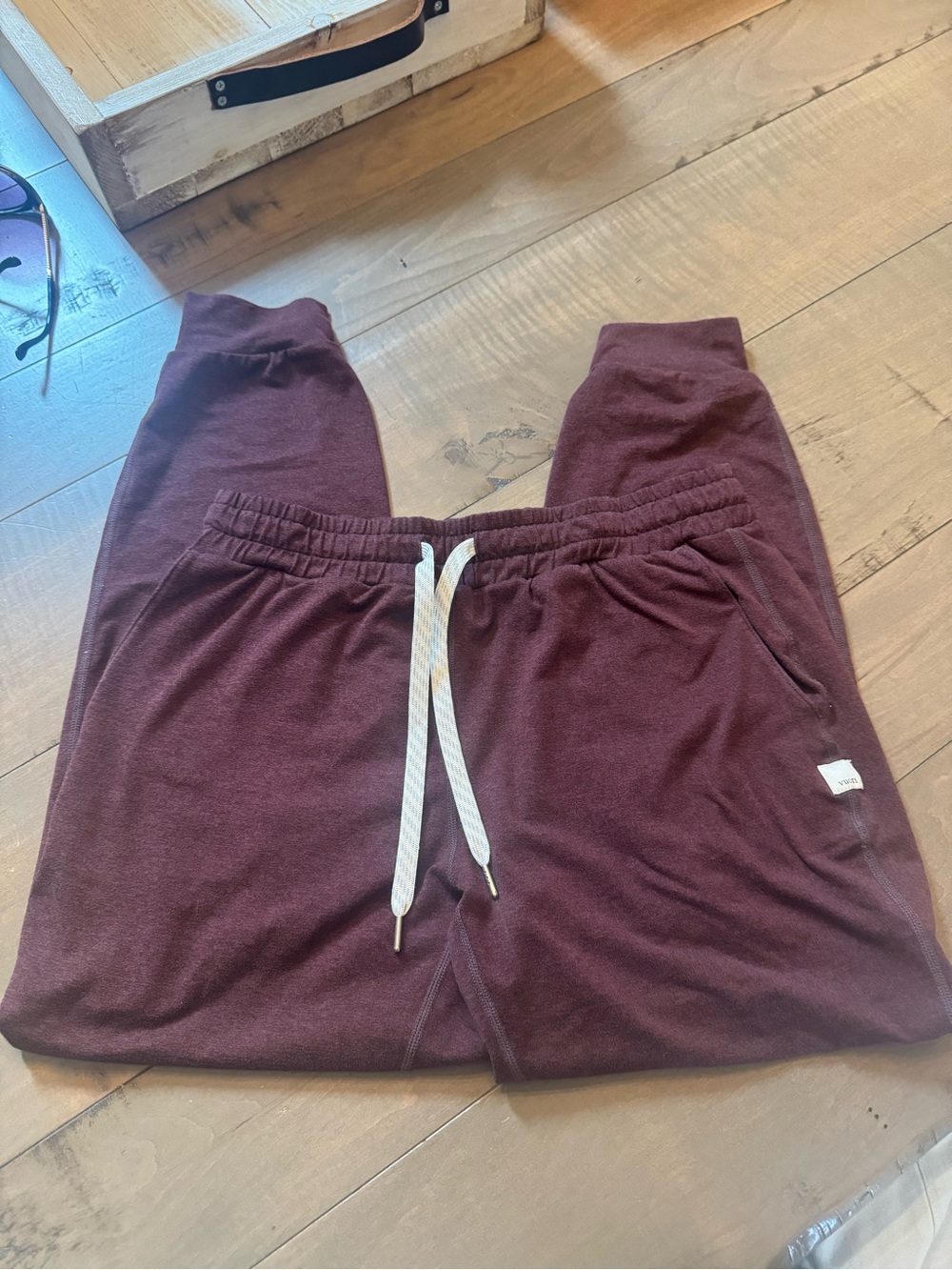 Vuori estimated size XS Performance Joggers Maroon